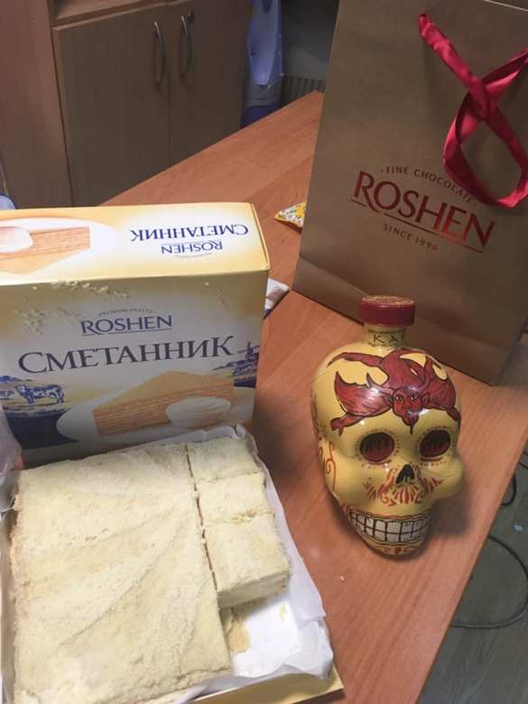 «Сожрали на 500 гривен»: «евромайдановец» объелся конфетами Roshen в поддержку Порошенко (ФОТО) | Русская весна