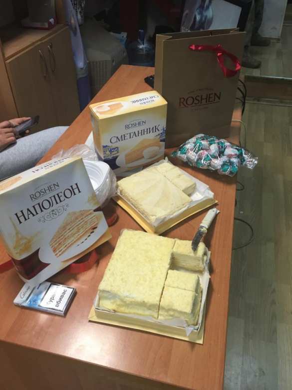 «Сожрали на 500 гривен»: «евромайдановец» объелся конфетами Roshen в поддержку Порошенко (ФОТО) | Русская весна
