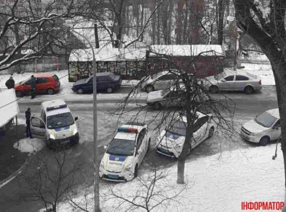 В Киеве африканец собственной кровью рисовал кресты на автомобилях и стенах (ФОТО) | Русская весна