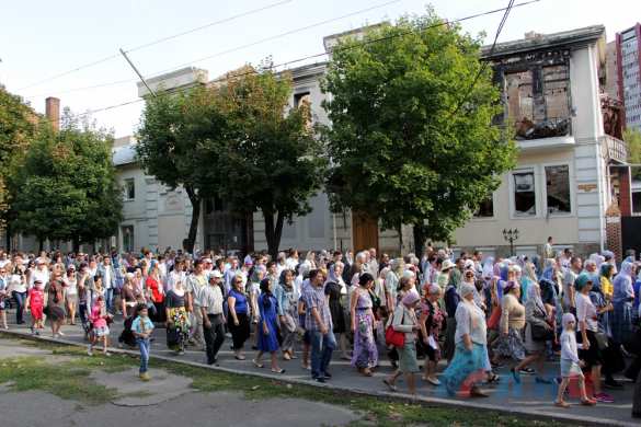 В Луганске Крестным ходом за мир прошли пять тысяч человек (ФОТО, ВИДЕО) | Русская весна