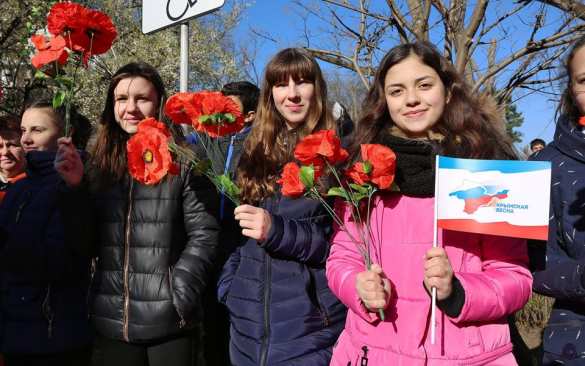 Тысячи крымчан вышли на улицы праздновать вторую годовщину воссоединения полуострова с Россией (ФОТО, ВИДЕО) | Русская весна