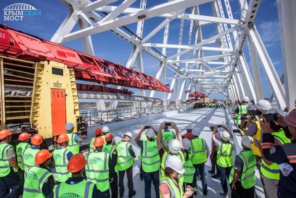 На Крымском мосту сомкнуты рельсы первого пути (ФОТО) | Русская весна