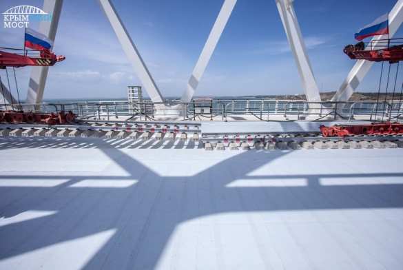 На Крымском мосту сомкнуты рельсы первого пути (ФОТО) | Русская весна