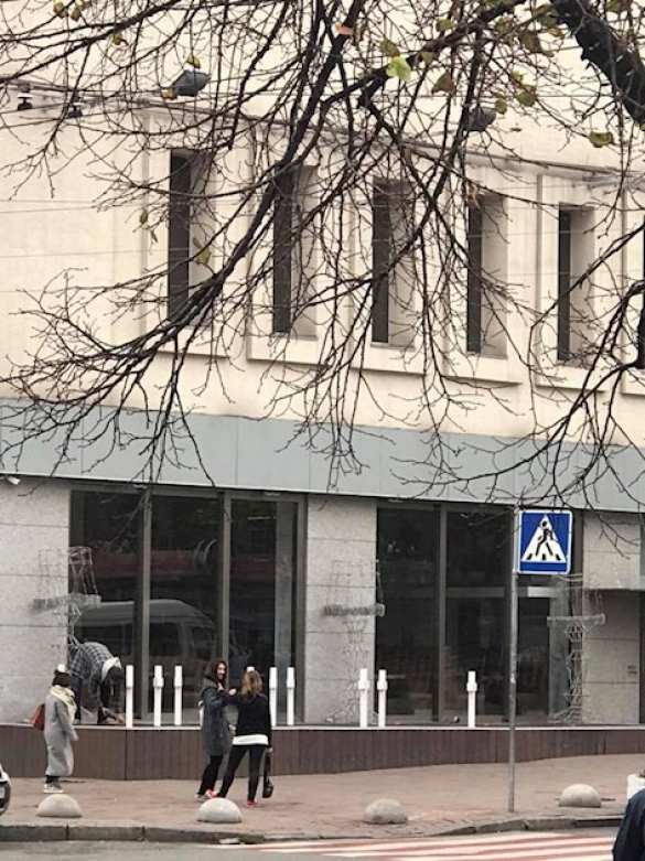 Скандал в Киеве: у ресторана поставили кресты «курам, не вернувшимся со спецзадания» (ФОТО, ВИДЕО) | Русская весна