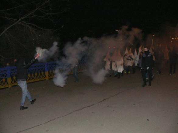 Хэллоуин в Сумах В Сумах неонацисты оделись в костюмы Ку-клукс-клана (ФОТО) | Русская весна