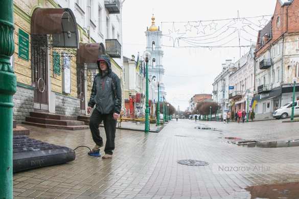 В Сумах местный житель «плавал» на надувном матрасе по центральной улице города (ФОТО, ВИДЕО) | Русская весна