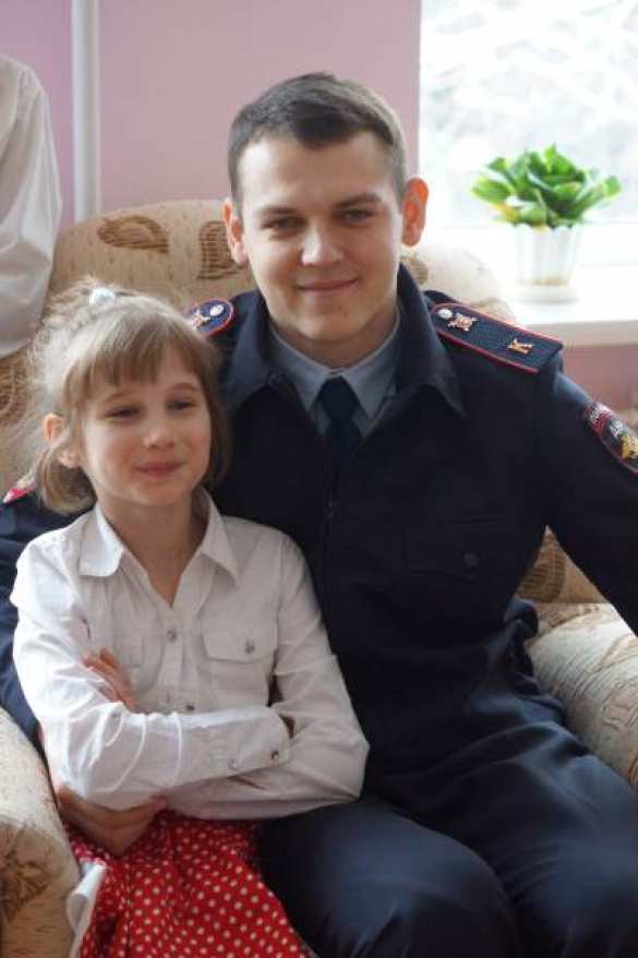 Курсанты Донецкой академии внутренних дел поздравили воспитанников интерната с наступающими праздниками (ФОТО) | Русская весна