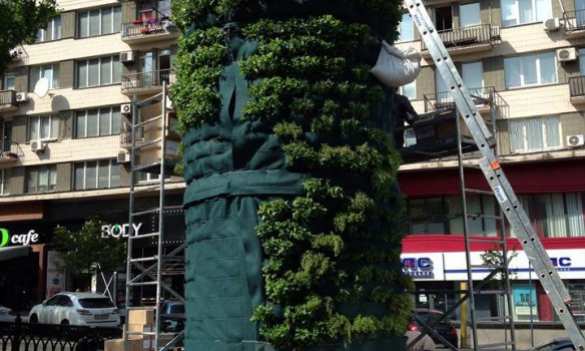 В центре Киева из памятника Ленину сделали вертикальную грядку (ФОТО) | Русская весна