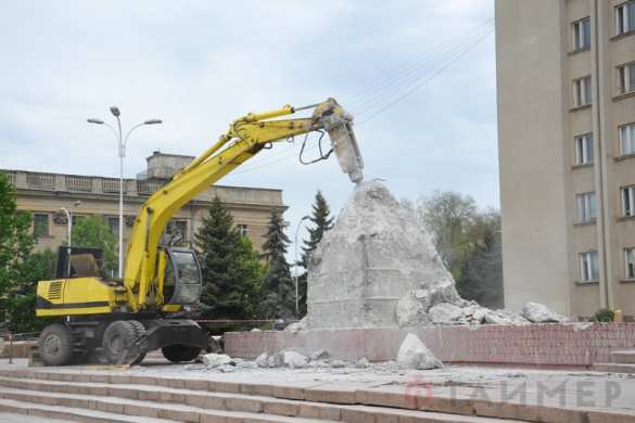 В Одесской области третью неделю пытаются снести постамент от памятника Ленину (ФОТО) | Русская весна