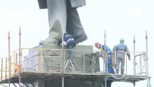 Ленина в Запорожье пилят вторые сутки (ФОТО+ПРЯМАЯ ТРАНСЛЯЦИЯ) | Русская весна