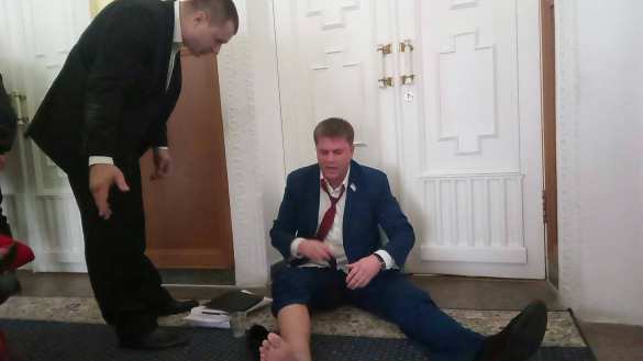 Охрана Кернеса вынесла депутата-антифашиста из зала горсовета (ФОТО, ВИДЕО) | Русская весна