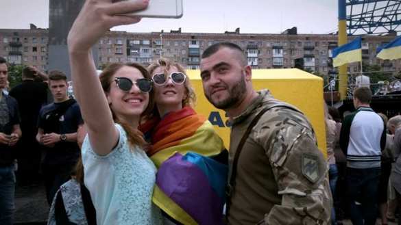 На военном параде в Мариуполе бойцы ВСУ и Ляшко поддержали марш извращенцев в Киеве (ФОТО) | Русская весна