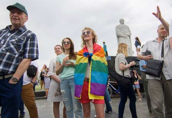 На военном параде в Мариуполе бойцы ВСУ и Ляшко поддержали марш извращенцев в Киеве (ФОТО) | Русская весна
