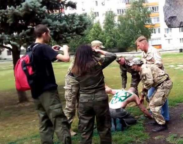 В Лисичанске боевики «Донбасса» нарисовали трезубец на спине местного жителя (ФОТО, ВИДЕО 18+) | Русская весна