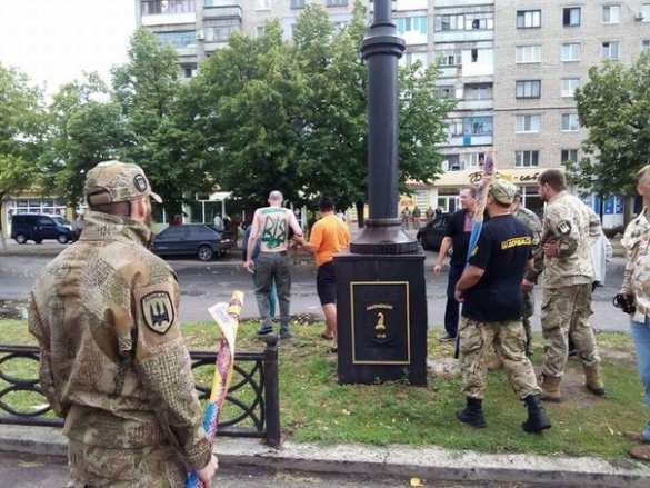 В Лисичанске боевики «Донбасса» нарисовали трезубец на спине местного жителя (ФОТО, ВИДЕО 18+) | Русская весна