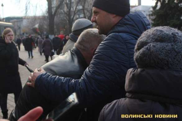 Поклонница Порошенко подралась с противником президента на митинге (ФОТО, ВИДЕО) | Русская весна
