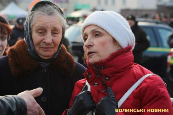 Поклонница Порошенко подралась с противником президента на митинге (ФОТО, ВИДЕО) | Русская весна