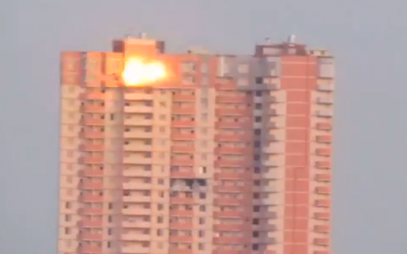Видео попадания снарядов в многоэтажку в центре Луганска | Русская весна