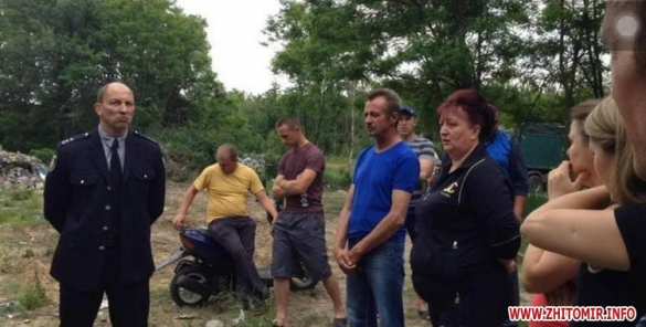 Мусорные войны: в Житомирской области водителей, выгружавших львовский мусор, заставили собрать его и уехать (ФОТО) | Русская весна