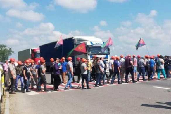 На Львовщине шахтёры перекрыли трассу на Польшу и грозят двинуть на Киев (ФОТО, ВИДЕО) | Русская весна
