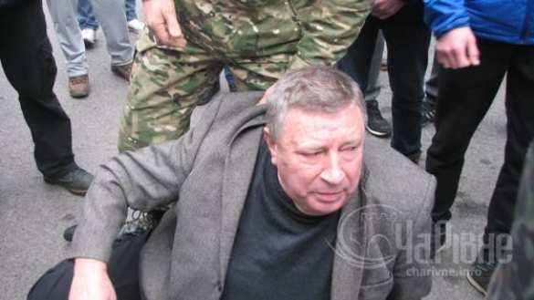 Украинский мир: чиновника бросили в мусорный бак (ФОТО, ВИДЕО)  | Русская весна