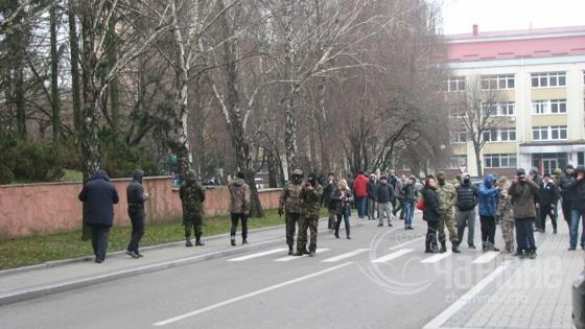 Украинский мир: чиновника бросили в мусорный бак (ФОТО, ВИДЕО)  | Русская весна