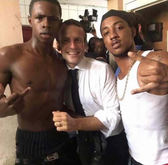 «Мы достигли дна»: французы в шоке от фотографий Макрона с полуобнажёнными темнокожими парнями (ФОТО) | Русская весна