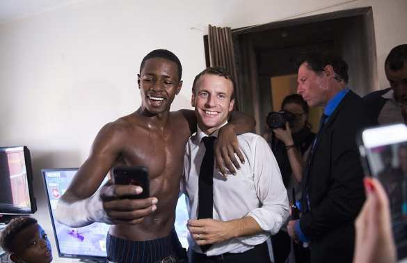 «Мы достигли дна»: французы в шоке от фотографий Макрона с полуобнажёнными темнокожими парнями (ФОТО) | Русская весна