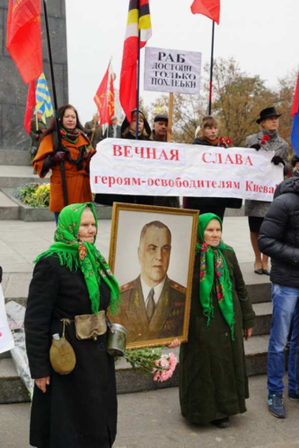 В Киеве с красными флагами и георгиевскими лентами отпраздновали годовщину освобождения города от фашистов (ФОТО, +ВИДЕО) | Русская весна