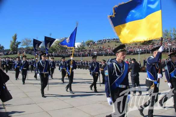 «Чем ближе конец, тем яснее знамения»: во время визита Порошенко в Херсон сломался государственный флаг (ФОТО) | Русская весна