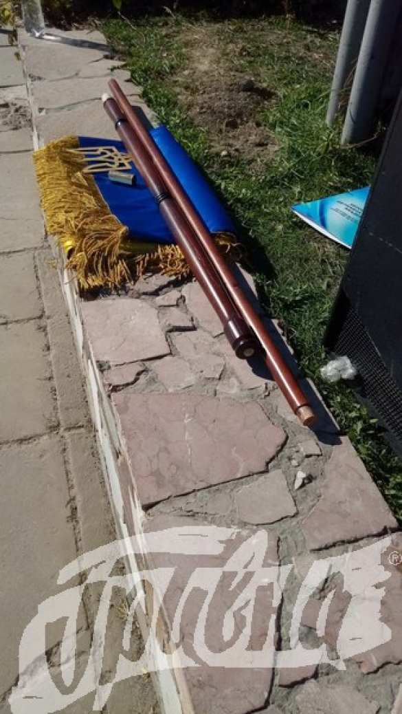 «Чем ближе конец, тем яснее знамения»: во время визита Порошенко в Херсон сломался государственный флаг (ФОТО) | Русская весна