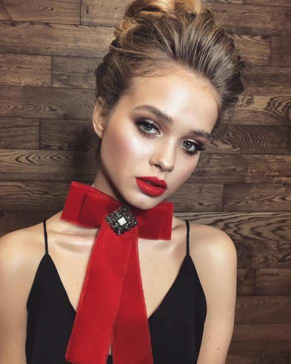 Нардеп от «Слуги народа» взял себе в помощницы 22-летнюю модель (ФОТО, ВИДЕО) | Русская весна