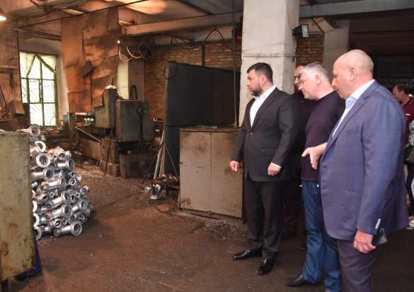 «Задействовать все возможности»: глава ДНР на Харцызском машиностроительном заводе (ФОТО) | Русская весна