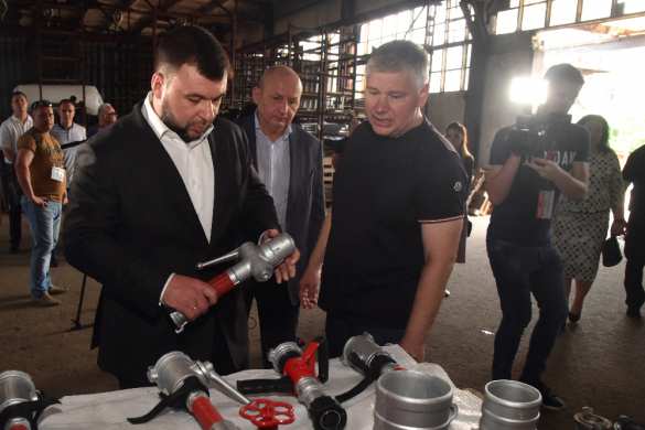 «Задействовать все возможности»: глава ДНР на Харцызском машиностроительном заводе (ФОТО) | Русская весна