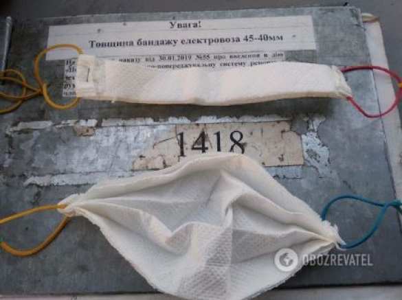 Скандал: «Укрзалізниця» выдала сотрудникам маски из бумажных салфеток (ФОТО) | Русская весна