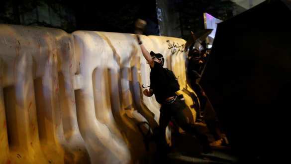 «Майдан» в Гонконге — протестанты забросали «коктейлями Молотова» здание правительства (+ФОТО) | Русская весна