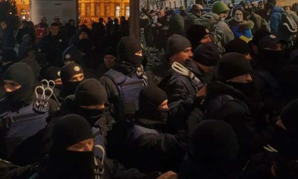 На Майдане произошли столкновения протестующих и полиции (ФОТО, ВИДЕО) | Русская весна