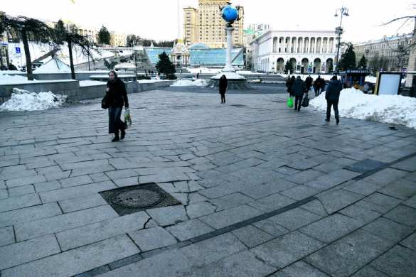 Знаки: на Майдане покорежило плитку (ФОТО) | Русская весна
