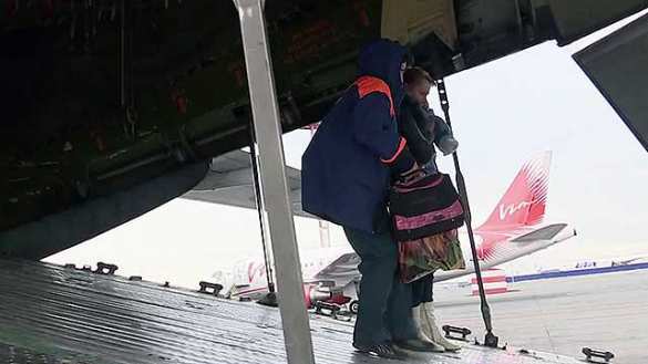 Бортом МЧС в Москву доставлены еще восемь находящихся в тяжёлом состоянии детей из Донбасса (ВИДЕО) | Русская весна