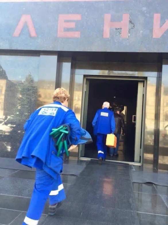 «Прячьтесь, буржуи!» — Сеть обсуждает снимок спешащих в Мавзолей медиков (ФОТО) | Русская весна