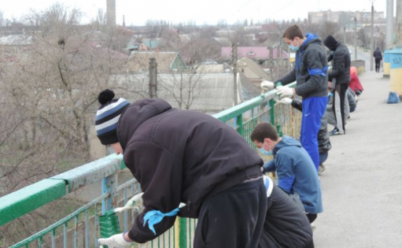 В Мелитополе перекрасили «патриотический» мост (ФОТО, ВИДЕО) | Русская весна