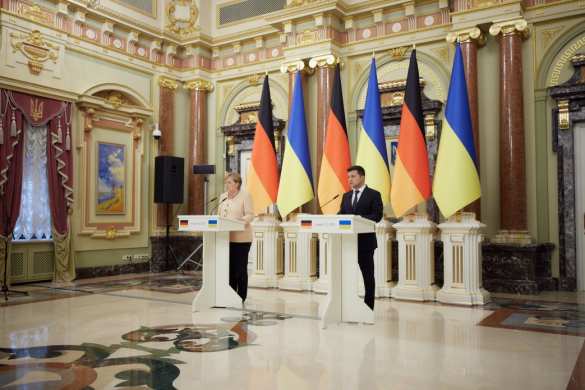 Захарова указала на необычную деталь на встрече Зеленского и Меркель (ФОТО) | Русская весна