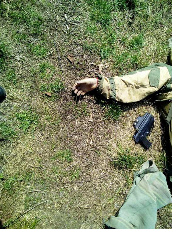 3 дня полз и умер: диверсанты ВСУ бросили раненого командира, украв у него автомат (ФОТО 18+) | Русская весна