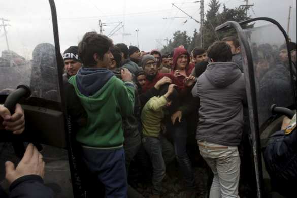 Мигранты тараном прорвали заграждения на границе Греции и Македонии (ФОТО, ВИДЕО) | Русская весна