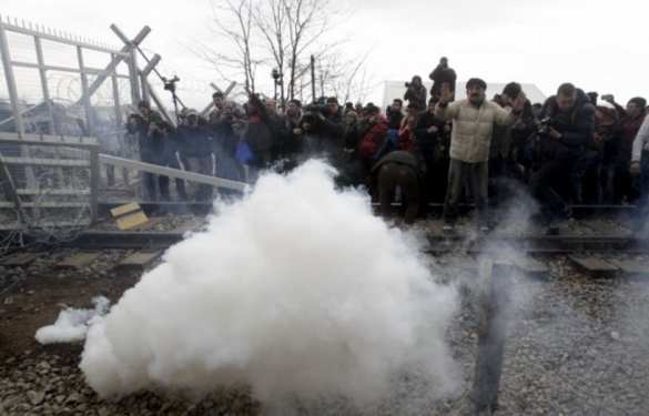 Мигранты тараном прорвали заграждения на границе Греции и Македонии (ФОТО, ВИДЕО) | Русская весна