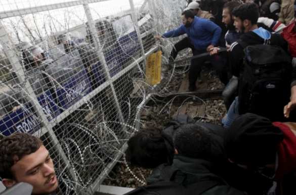 Мигранты тараном прорвали заграждения на границе Греции и Македонии (ФОТО, ВИДЕО) | Русская весна