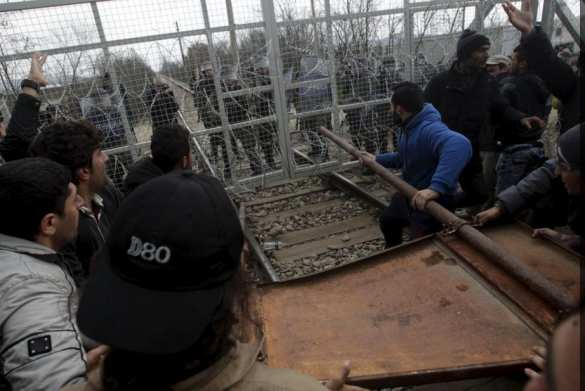 Мигранты тараном прорвали заграждения на границе Греции и Македонии (ФОТО, ВИДЕО) | Русская весна