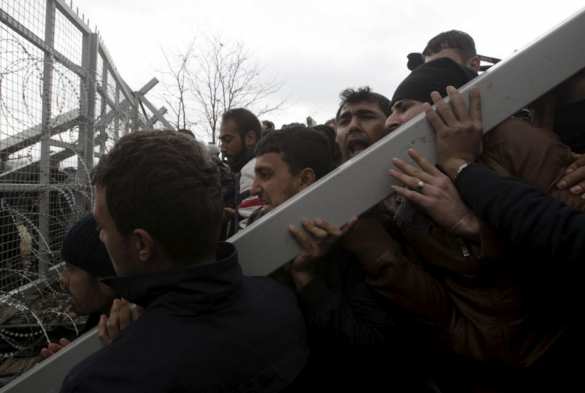 Мигранты тараном прорвали заграждения на границе Греции и Македонии (ФОТО, ВИДЕО) | Русская весна