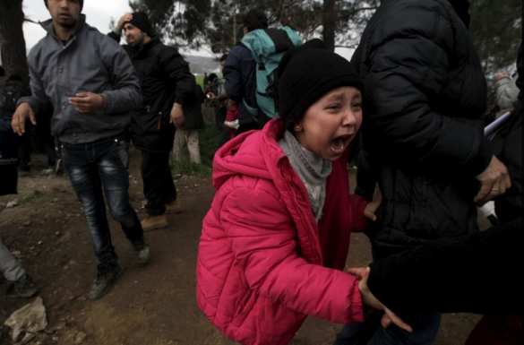Мигранты тараном прорвали заграждения на границе Греции и Македонии (ФОТО, ВИДЕО) | Русская весна