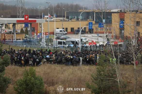 Мигранты огромной колонной двинулись к погранпереходу в Польшу (+ВИДЕО, ФОТО) | Русская весна